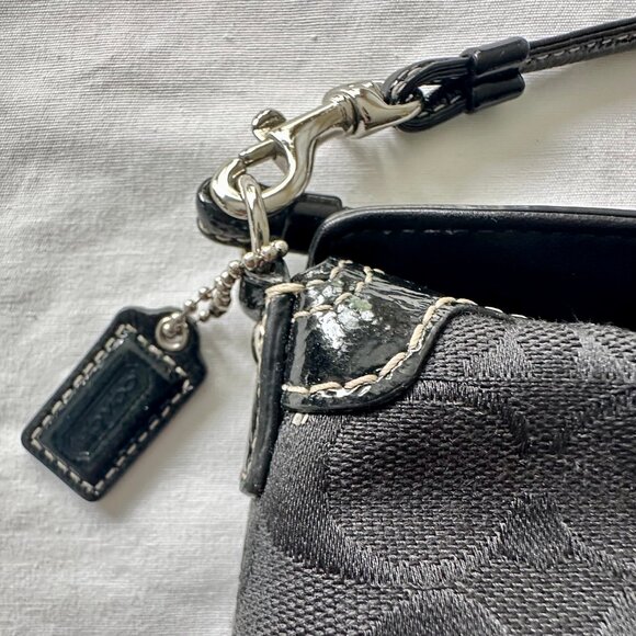COACH Chelsea Signature Jacquard & Patent Leather Turnlock Wristlet Black 40809 - Picture 12 of 16